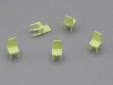 5 chaises couleur crème -