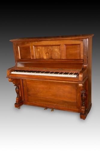 Piano circa 1900 - circa, 1900.