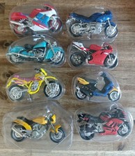 LOT 8 MOTOS MINIATURES 1/18