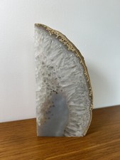 GÉODE D’AGATE SERRE LIVRE