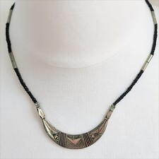 Collier TOUAREG Demi Lune sur Chaîne en Perles Noires