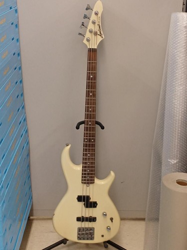 Guitare basse électrique aria - basse,
