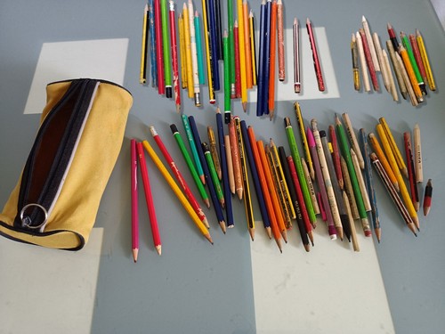 Lot plus 40 crayons - de, de