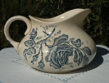 Broc à eau ancien décoré de