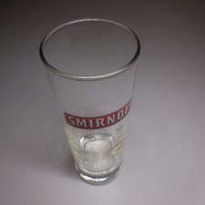 N24.220 Smirnoff verre vodka alcool bistrot bar table blanc transparent rouge