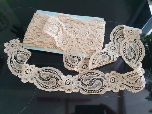 Dentelle ancienne écru