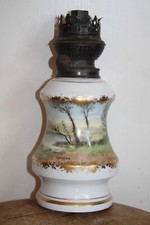 LAMPE A PETROLE ANCIENNE PORCELAINE DECOR TOURNANT PEINT PAYSAGE SIGNE GARNIER