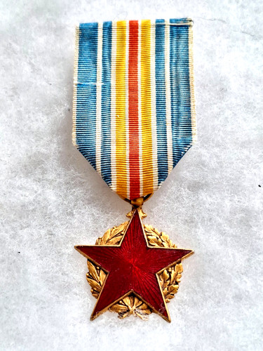 Une médaille des - , blessés