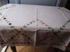 TRES BELLE NAPPE BRODEE MAIN