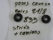 LOT DE 2 PNEUS COURSE / CAMION