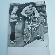 photo graham hill teaches his daughters az to ride a bike 13x18cm