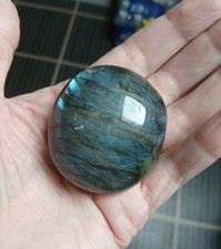Galet labradorite 104 g / 5 cm Madagascar ( photos montrent reflet à la lumière)