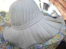 un jolie chapeau vintage blanc cassé femme peu servir pour cérémonie