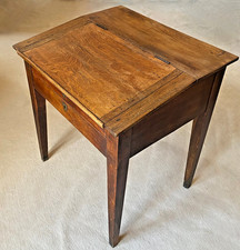 Ancien bureau d'écolier pupitre à pente en bois massif datant des années 1930