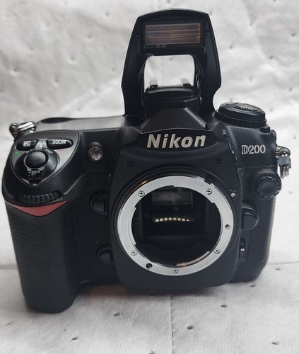 Nikon d200 2mp digital slr - nikon,