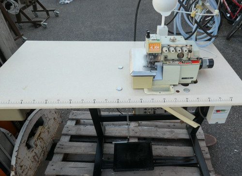 Machine coudre surjeteuse - à,