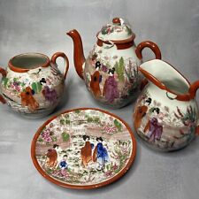 Service à thé en porcelaine japonaise à décor de geisha : théière, sucrier, etc.