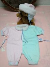 ANCIEN ENSEMBLE COMBINAISON ET CHAPKA VINTAGE COROLLE BABY DOLL 42 CM 1992