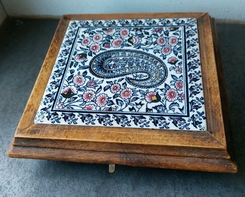 Dessous plat ancien musical