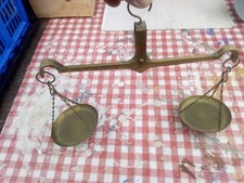 petite balance à suspendre, à plateaux laiton-cuivre