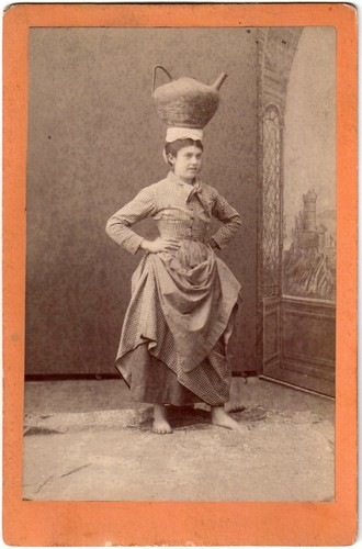 Porteuse eau costume - ,
