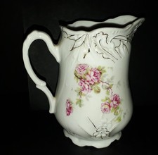 PETIT POT A LAIT EN PORCELAINE