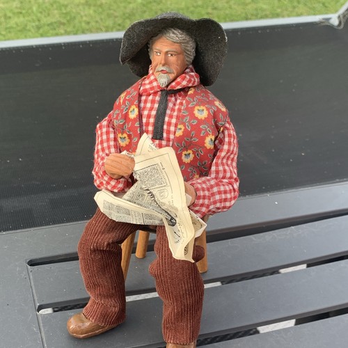 Figurine assis sur tabouret
