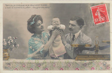 CP COUPLE AVEC BEBE QUI PLEURE