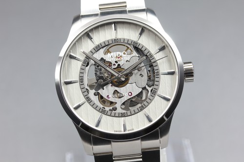 Avec boîte montre - [avec, boîte]