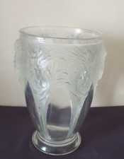VERLYS, très joli vase en verre moulé pressé en partie dépoli, décor de chardons