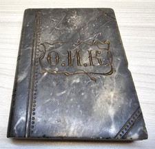 Rare décor de table en pierre dure sculptée à la main en forme de livre d'URSS