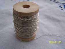 Ancienne bobine en bois de fil métallique souple couleur argent. XIXème  Réf 644