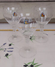 3 verres à pieds à bière