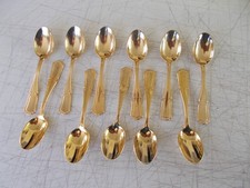 11 petites cuillères à