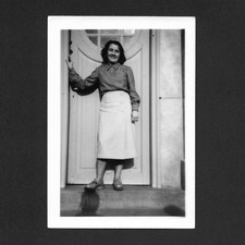 Jeune femme pose pied port