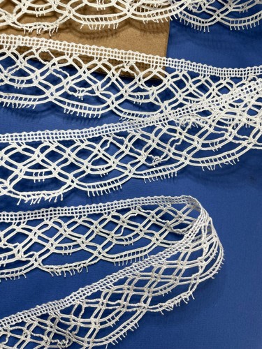 Dentelle ancienne aux fuseaux - aux,