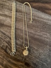 vintage collier pendentif et bracelet ton or texture.