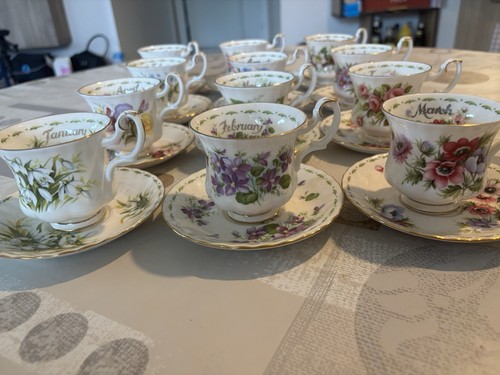 Lot tasses soucoupes - &,