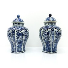 Grande paire de pots couverts