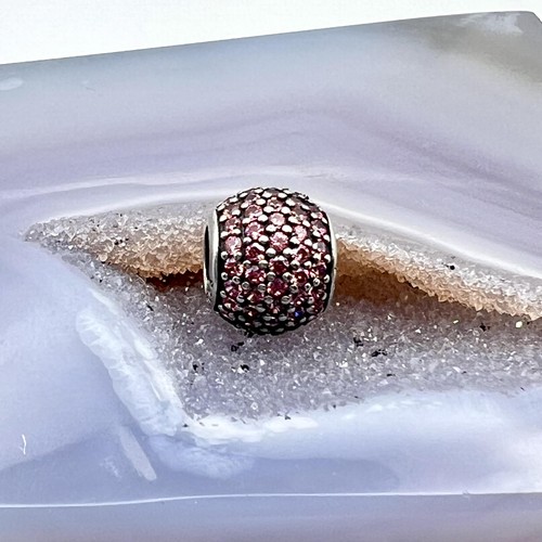 Charm pandora rond orné - orné, pavé