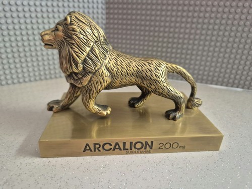 Statue lion sur socle - statue,