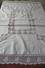Nappe entourée de DENTELLE et