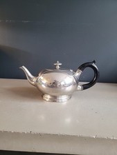 Théière ancienne en métal