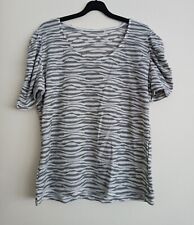 T shirt gris et blanc. Taille