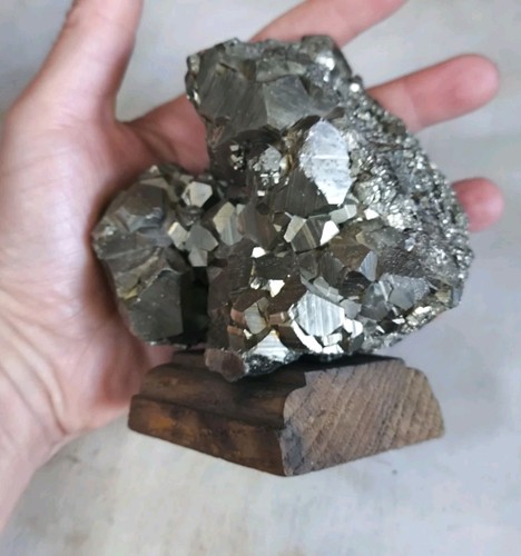 Pyrite brute sur socle bois