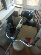 Une Débroussailleuse