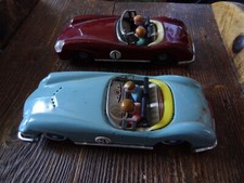 2 anciennes voitures en metal jouets anciens