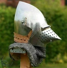Costume de bascinet médiéval