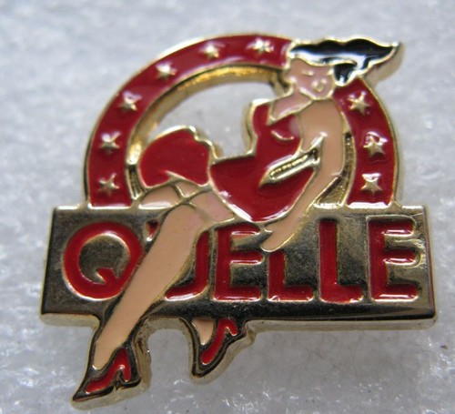 Pin quelle rouge avec - pin's,