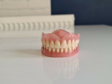 Prothèses complètes supérieures et inférieures, fausses dents.